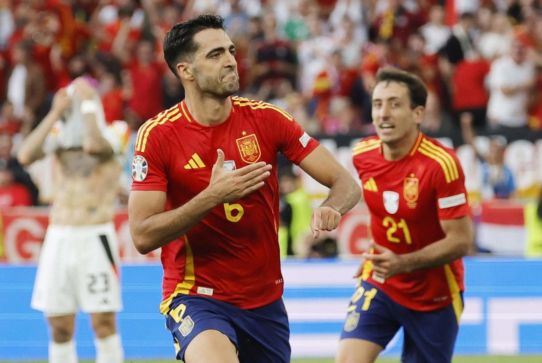 Mikel Merino (i) y Mikel Oyarzabal (d), celebran el gol de Merino contra Alemania, en una foto de archivo. EFE/EPA/RONALD WITTEK