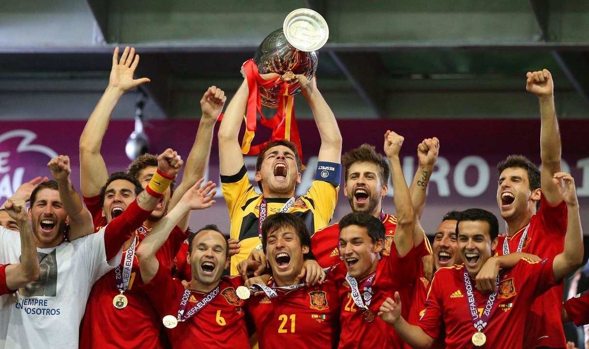 El guardameta de la selección española de fútbol Iker Casillas (c), levanta el trofeo que acredita a su equipo como vencedor de la Eurocopa 2012 tras la final disputada ante Italia en el estadio Olímpico de Kiev, Ucrania, el 1 de julio de 2012. España ganó 4-0. EFE/Srdjan Suki