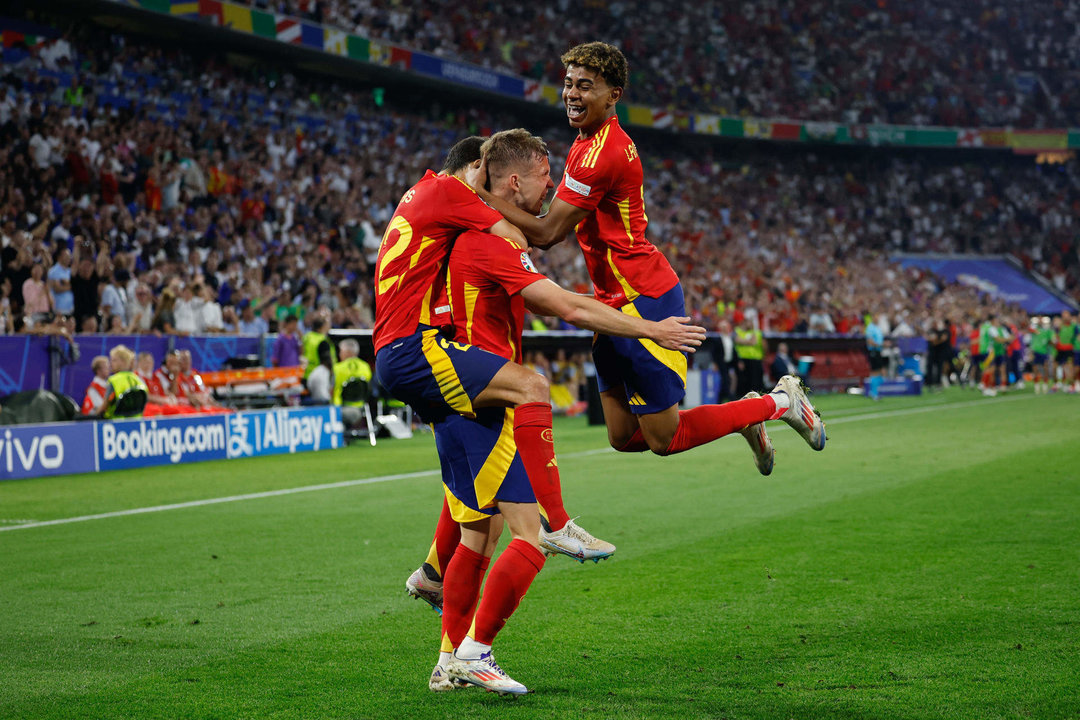 Los jugadores de la selección española celebran el segundo gol del combinado español durante el partido de semifinales de la Eurocopa de fútbol que España y Francia disputan este martes en Múnich. EFE/Alberto Estevez