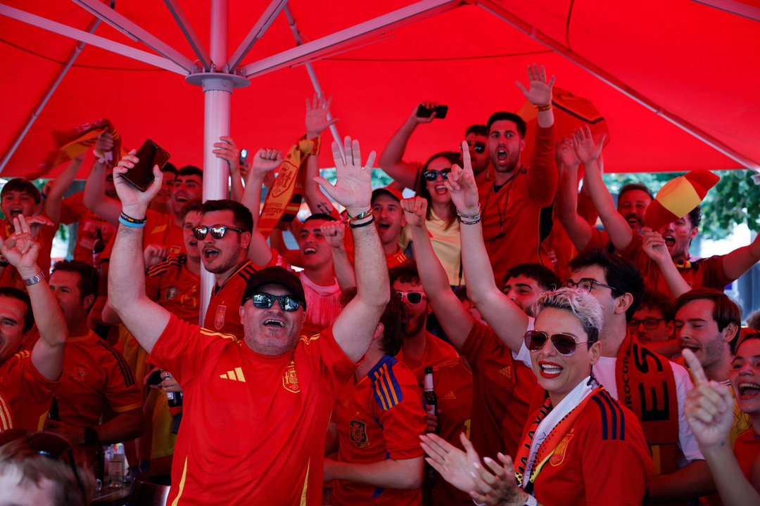 Aficionados españoles se reúnen este domingo en Berlín (Alemania), previo a la final de la Eurocopa 2024 que se celebra esta noche entre las selecciones de España e Inglaterra. EFE/Alberto Estevez