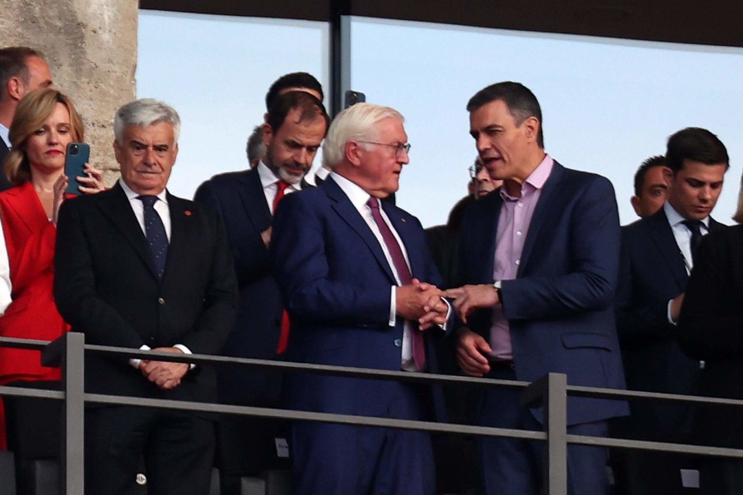 El presidente de España Pedro Sanchez (d) dialoiha con su homólogo alemán Frank-Walter Steinmeier (C) antes de la final de la Eurocpa que se disputa en el Olímpico de Berlín, Alemania. EFE/EPA/CHRISTOPHER NEUNDORF