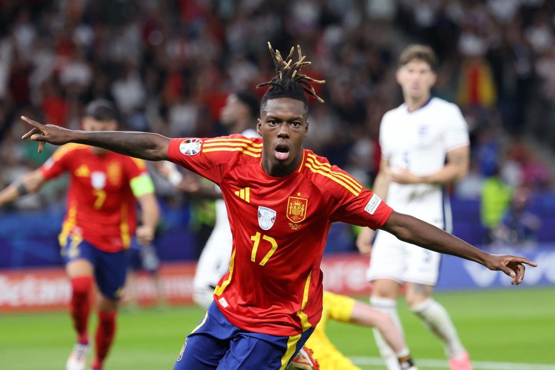 Nico Williams celebra el primer gol del equipo español durante el encuentro correspondiente a la final de la Eurocopa que disputaron Inglaterra en el Estadio Olímpico de Berlín. EFE/EPA/CHRISTOPHER NEUNDORF