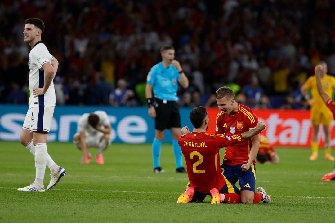 Los jugadores de la selección española Dani Carvajal y Dani Olmo celebran su triunfo en la final de la Eurocopa a la finalización del encuentro que han disputado España e Inglaterra en el Estadio Olímpico de Berlín. EFE /Alberto Estévez