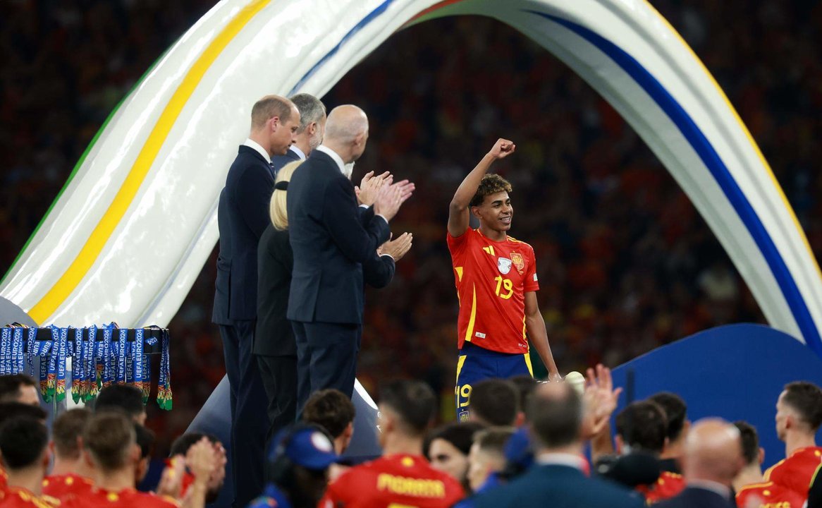 El español Lamine Yamal tras el encuentro correspondiente a la final de la Eurocopa que disputaron Inglaterra en el Estadio Olímpico de Berlín. EFE/EPA/CLEMENS BILAN