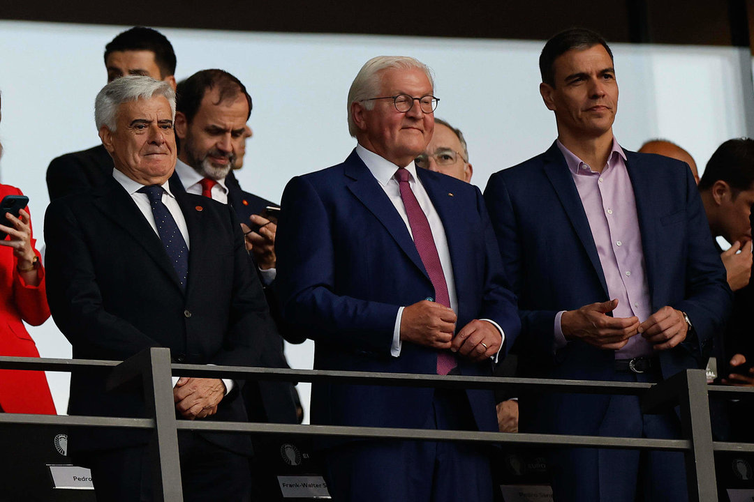 El presidente del Gobierno, Pedro Sánchez (d), junto al presidente de la UEFA, Pedro Rocha (i), durante el partido correspondiente a la final de la Eurocopa de naciones que disputaron España e Inglaterra en el Estadio Olímpico de Berlín. EFE /Alberto Estévez