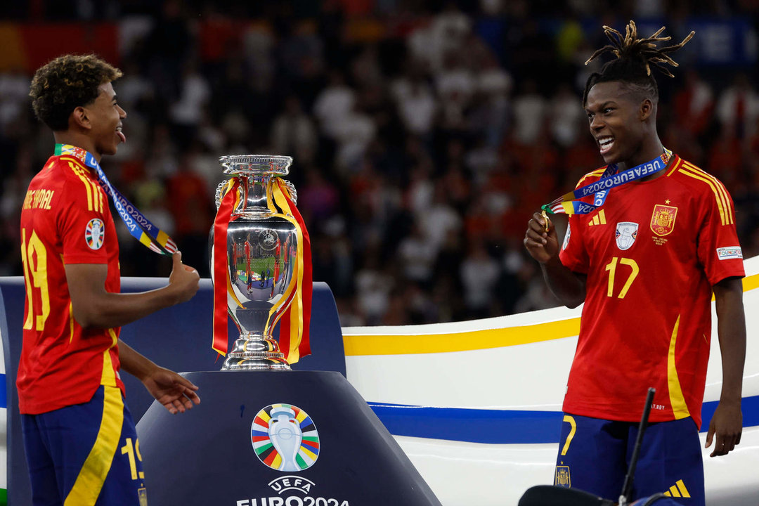 Los jugadores de la selección española Nico Williams y Lamine Yamal tras recibir las medallas de campeones de la Eurocopa al derrotar por 2-1 a Inglaterra en el encuentro que han disputado en el estadio Olímpico de Berlín. EFE / J.J.Guillen.