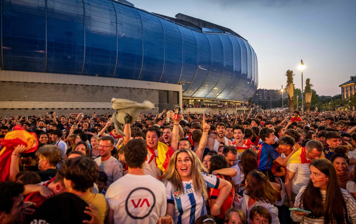 Aficionados celebran el gol de España ante Inglaterra en la final de la Eurocopa,en una pantalla gigante instalada este domingo junto al estadio Reale Arena de San Sebastián. EFE/Javier Etxezarreta