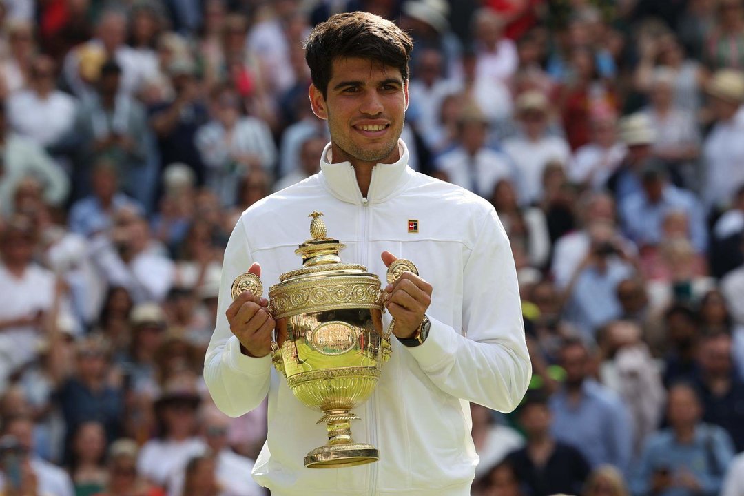 El tenista español Carlos Alcaraz, con el trofeo de ganador de Wimbledon. EFE/EPA/ADAM VAUGHAN