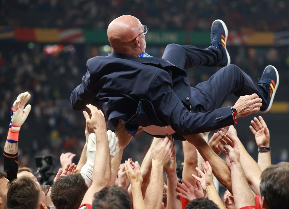 El seleccionador español Luis de la Fuente, manteado por sus jugadores tras ganar la Eurocopa. EFE/EPA/CLEMENS BILAN