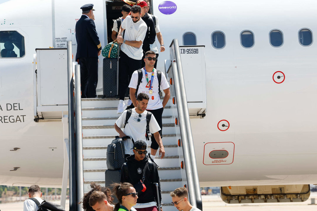 Los jugadores de la selección española a su llegada al aeropuerto Adolfo Suárez Madrid-Barajas, este viernes en Madrid, tras haberse proclamado campeones de la Eurocopa al vencer ayer en la final a Inglaterra. EFE/ Chema Moya