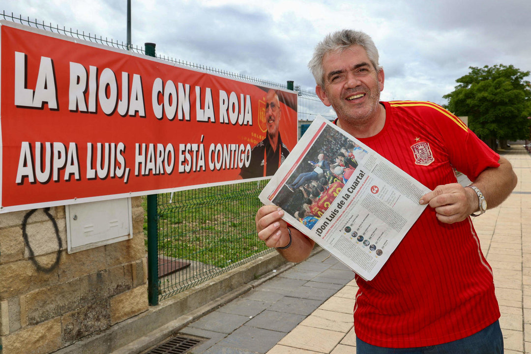 El ex-presidente del Haro Deportivo, Luis Salazar, junto a la pancarta situada en el Estadio Luis de la Fuente, en la ciudad riojana de Haro, donde nació el seleccionador español, este lunes tras la victoria ayer de la selección Española. EFE/ Raquel Manzanares