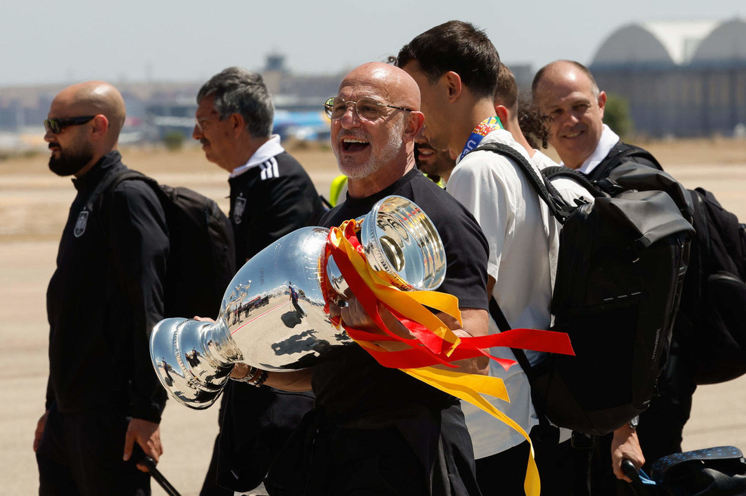 El seleccionador español, Luis de la Fuente (c), a su llegada al aeropuerto Adolfo Suárez Madrid-Barajas, este viernes en Madrid, tras haberse proclamado campeones de la Eurocopa al vencer en la final a Inglaterra, en una foto de archivo. EFE/ Chema Moya