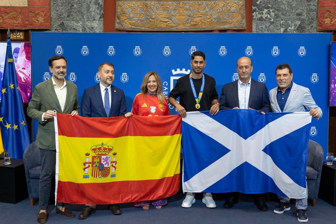 -La presidenta del Cabildo de Tenerife, Rosa Dávila (3i), recibió al futbolista Ayoze Pérez (3d), que se ha proclamado recientemente campeón de Europa con la Selección Española de fútbol. Asistieron al acto el alcalde de Santa Cruz, José Manuel Bermúdez (2i), el vicepresidente del Cabildo, Lope Afonso (i), el director general de Actividad Física y Deporte del Gobierno de Canarias, José Francisco Pérez (2d) y el jefe de expedición de la selección en la Eurocopa, presidente de la Federación interinsular de fútbol de Tenerife y vicepresidente de la RFEF, Alejandro Mansito (d).