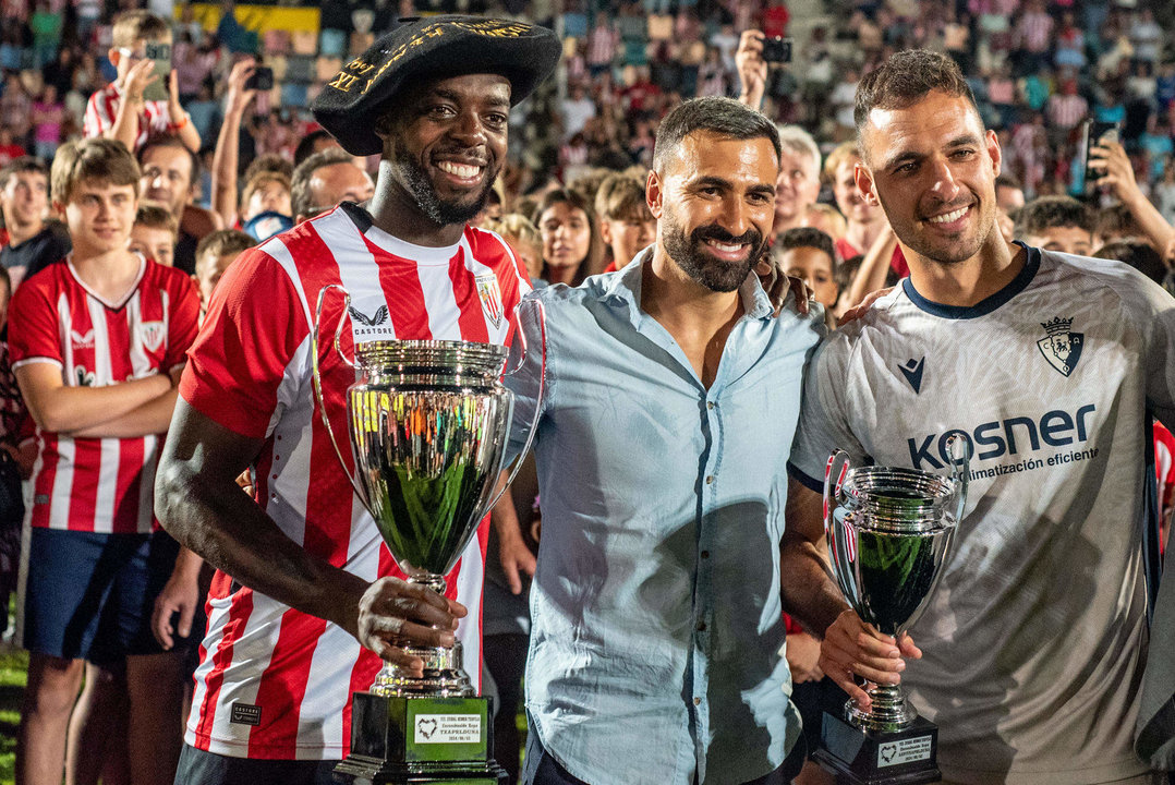 Los capitanes del Athletic Club, Iñaki Williams (i) y del Osasuna, Unai García (d), posan con las copas de campeón y subcampeón de la Euskal Herria Txapela, tras el encuentro que han disputado en el estadio de Lasesarre, en Barakaldo. EFE/Javier Zorrilla