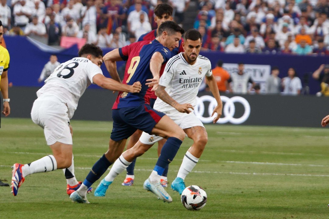 Robert Lewandowski (C) del FC Barcelona en acción durante la primera mitad del partido de fútbol en vivo del Champions Tour entre el Real Madrid CF y el FC Barcelona. EFE/EPA/KENA BETANCUR