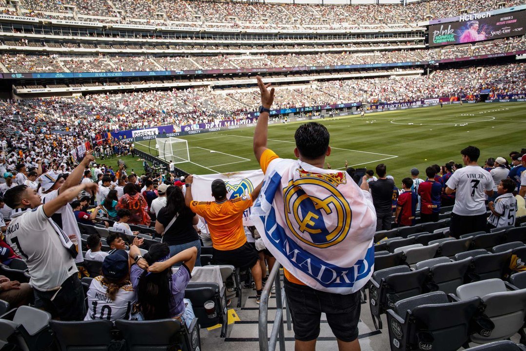 Aficionados del club español de fútbol Real Madrid fueron registrados el pasado 3 de agosto en las gradas del estadio MetLife de East Rutherford (Nueva Jersey, EE.UU.). EFE/Kena Betancur