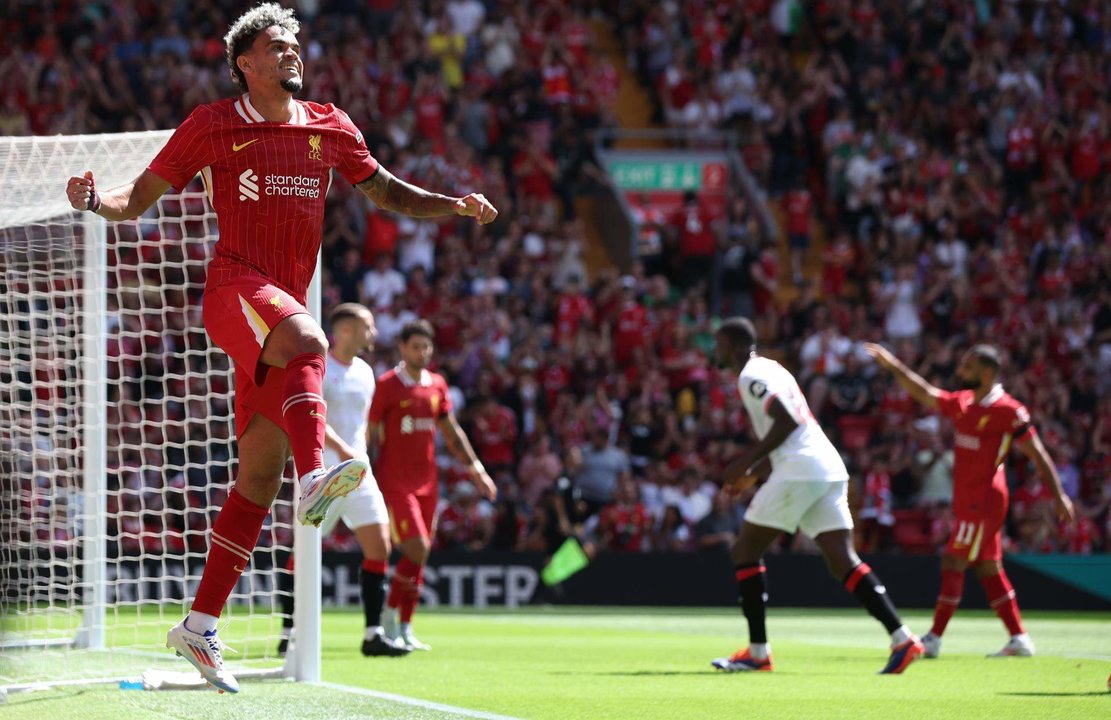 El colombiano Luis Diaz del Liverpool, autor de dos tantos, celebra el 3-0, en el amistoso ante el Sevilla, en Inglaterra. (Futbol, Amistoso, Reino Unido) EFE/EPA/ADAM VAUGHAN