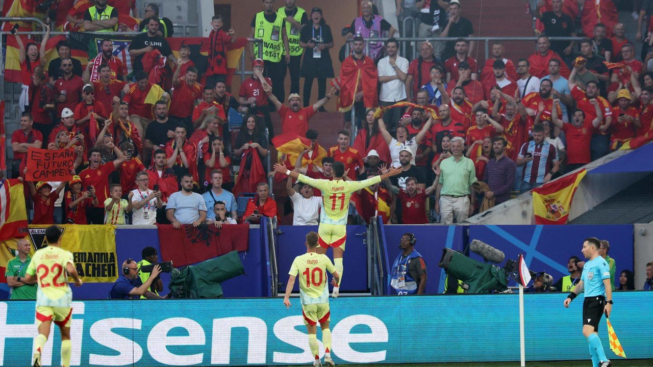 España gana al descanso con un gol de Ferran Torres (0-1)
